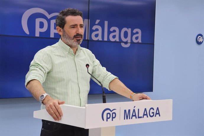 El secretario general del PP de Málaga, José Ramón Carmona, en rueda de prensa