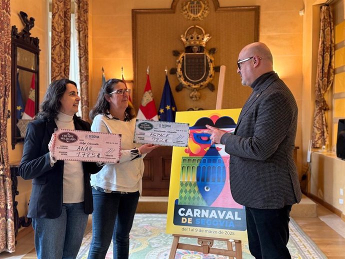 La Gerente De La Fundación ANAR, Natalia Fernández (Izda), La Presidenta De Aspace, Pilar Sánchez, Y El Concejal De Cultura, Juan Carlos Monroy, En La Entrega De La Recaudación.