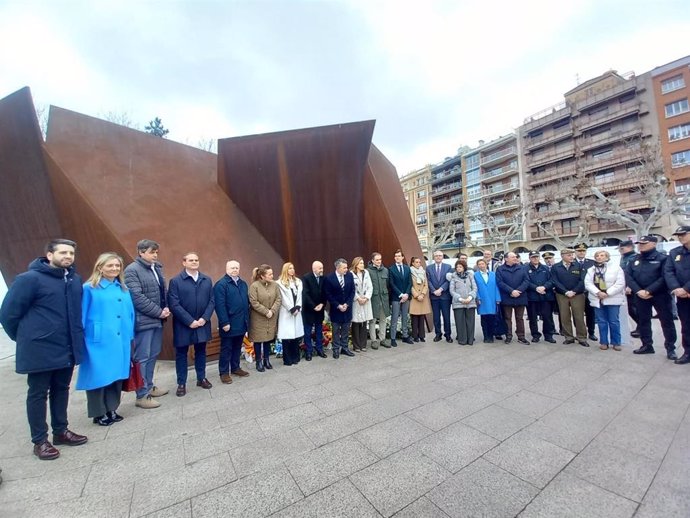 Autoridades en el acto del 11M en Logroño, frente al Monumento de las Víctimas del Terrorismo