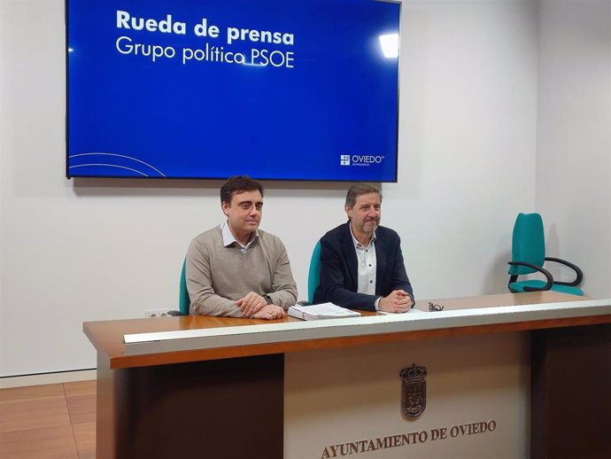 Los concejales socialistas en el Ayuntamiento de Oviedo Javier Ballina y Carlos Fernández Llaneza