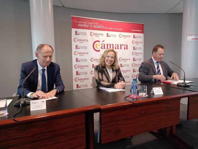 La consejera de Transición Ecológica, Industria y Comercio del Principado de Asturias, Belarmina Díaz, junto al presidente de la Cámara de Comercio de Gijón, Félix Baragaño (dcha) y el presidente de TotalEnergies Electricidad y Gas, Javier Sáenz de Jubera