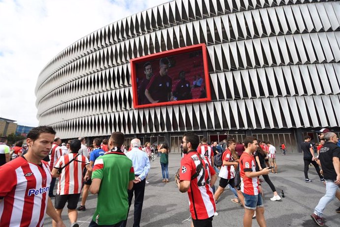 Aficionados en el exterior de San Mamés