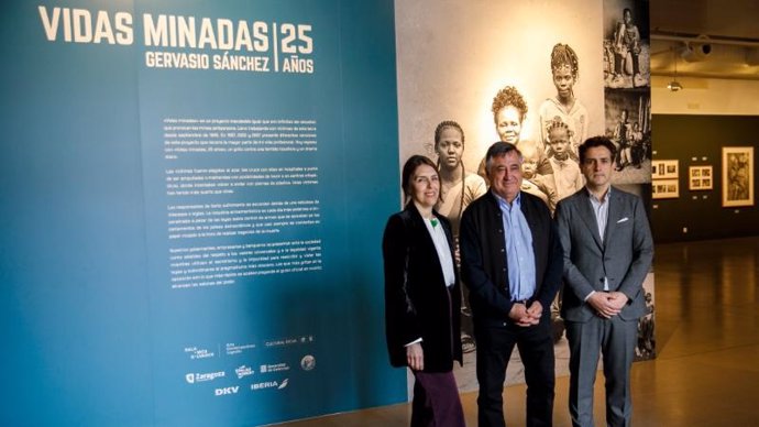 El director general de Cultura, Roberto Iturriaga, junto a la concejala de Cultura del Ayuntamiento de Logroño, Rosa Fernández, y el fotoperiodista, Gervasio Sánchez, presentan la exposición ‘Vidas Minadas. 25 años’