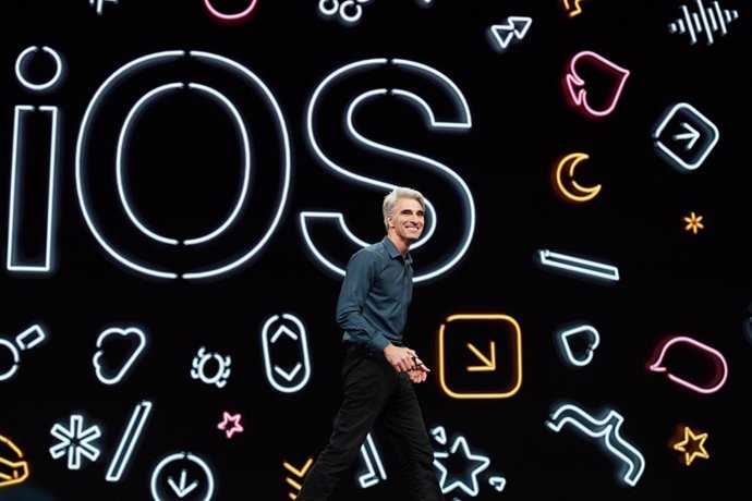Archivo - Arquivo - Craig Federighi, vice-presidente sênior de engenharia de software da Apple, apresenta o iOS 13 na WWDC 19 da Apple em San Jose, EUA.