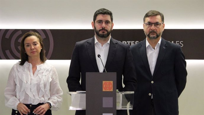 El portavoz de VOX en las Cortes de Aragón, Alejandro Nolasco, y los diputados Fermín Civiac y Carmen Rouco.