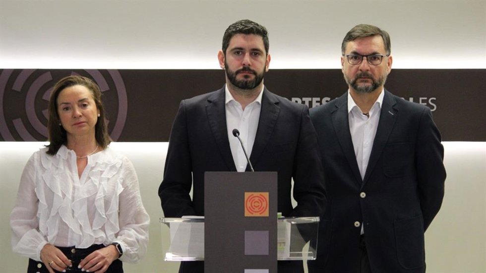 El portavoz de VOX en las Cortes de Aragón, Alejandro Nolasco, y los diputados Fermín Civiac y Carmen Rouco.