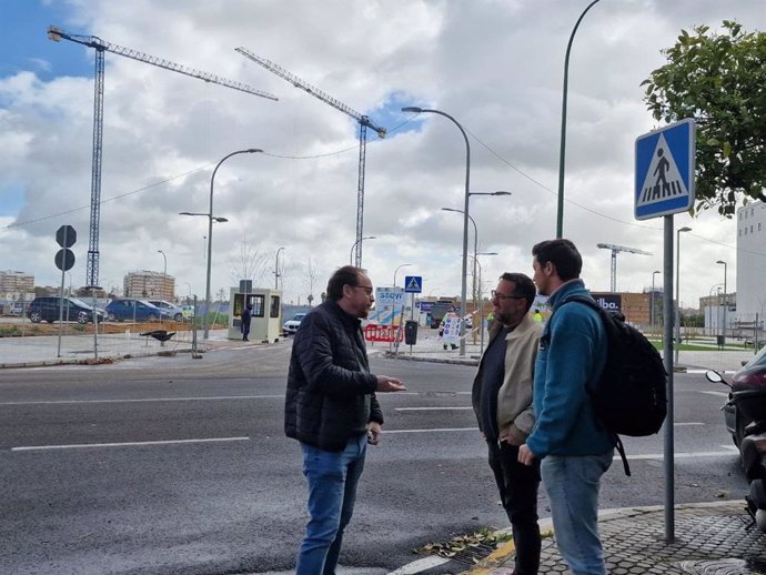 El portavoz de Adelante Andalucía, José Ignacio García, este martes ante un solar en Sevilla donde se edificarán viviendas de protección oficial cuya horquilla de precios es entre 200.000 y 350.000 euros.