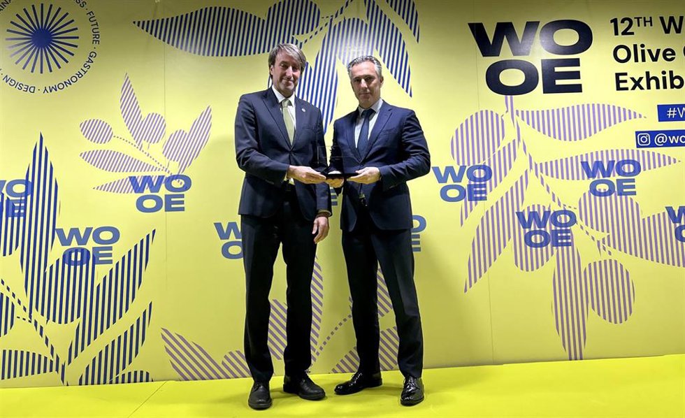 El consejero de Medio Ambiente, Agricultura e Interior, Carlos Novillo, recoge un Premio a la Excelencia 2025 por su Denominación de Origen Protegida (DOP) Aceite de Madrid.