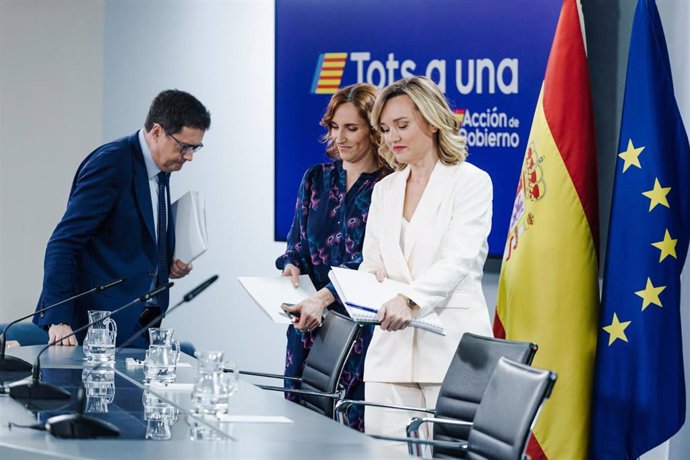 (I-D) El ministro para la Transformación Digital y de la Función Pública, Óscar López; la ministra de Sanidad, Mónica García y la ministra Portavoz, Pilar Alegría, llegan a una rueda de prensa posterior a la reunión del Consejo de Ministros, en el Palacio