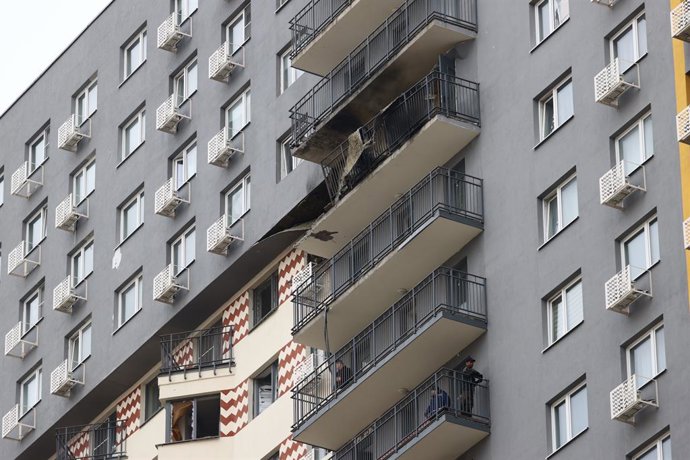 SAPRONOVO, 11 de março de 2025 -- Esta foto tirada em 11 de março de 2025 mostra um edifício residencial danificado em Sapronovo, região de Moscou, Rússia. Os sistemas de defesa aérea da Rússia abateram 337 drones ucranianos durante a noite, anunciou o Mi