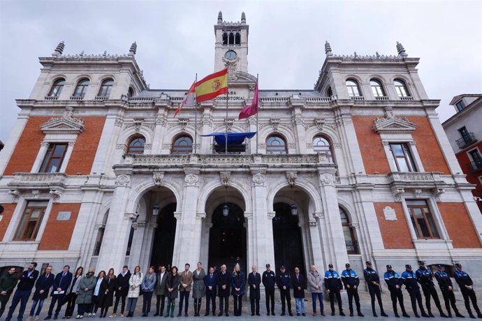 Minuto de silencio en recuerdo del 11M ante el Ayuntamiento de Valladolid.