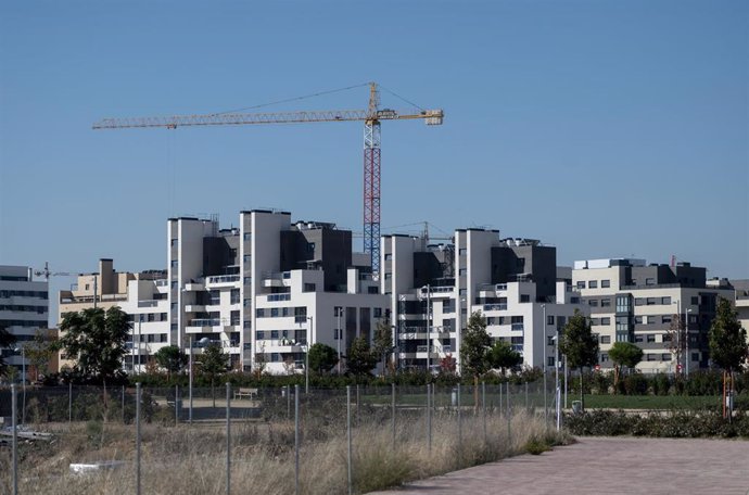 Archivo - Una grúa en una zona de construcción de edificios 