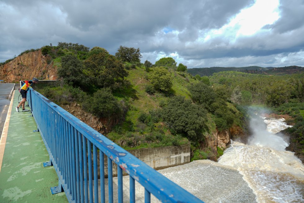 Imagenes de la presa del Corumbel desaguando. A 11 de marzo de 2025 en La Palma del Condado, Huelva (Andalucía, España).