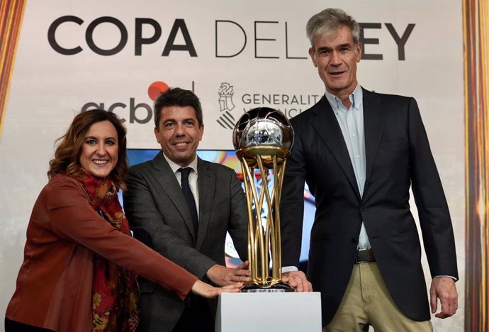 María José Catalá, Carlos Mazón e Antonio Martín após apresentarem o acordo pelo qual Valência sediará o torneio de basquete Copa del Rey em 2026 e 2027.