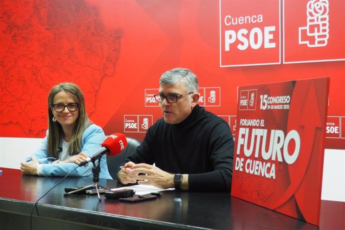 El secretario de Organización, Ángel Tomás Godoy y de la portavoz de la Ejecutiva Provincial, Gracia Canales, en rueda de prensa.