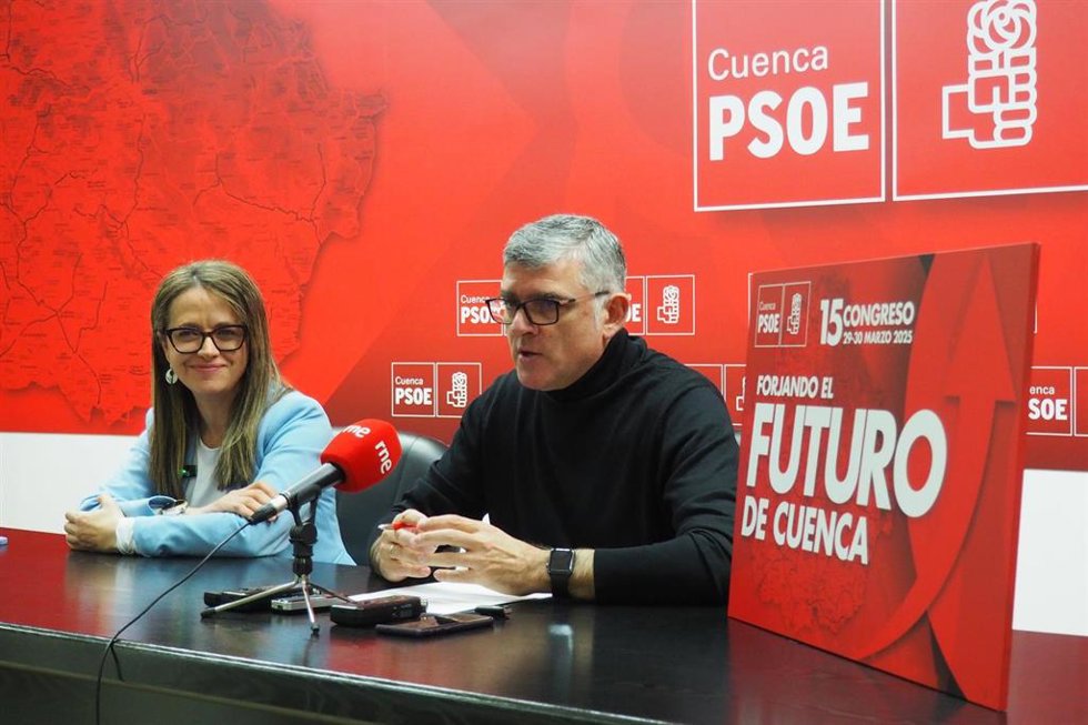 El secretario de Organización, Ángel Tomás Godoy y de la portavoz de la Ejecutiva Provincial, Gracia Canales, en rueda de prensa.
