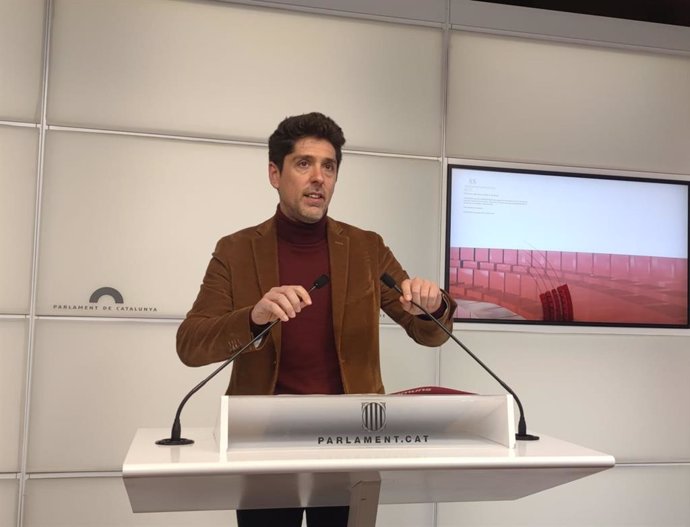El portavoz de los Comuns en el Parlament, David Cid, en rueda de prensa.