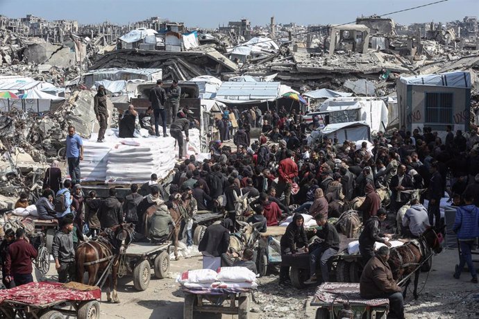 Entrega de sacos de harina por parte de la Agencia de Naciones Unidas para los Refugiados de Palestina en Oriente Próximo (UNRWA) en Yabalia, en el norte de la Franja de Gaza (archivo)