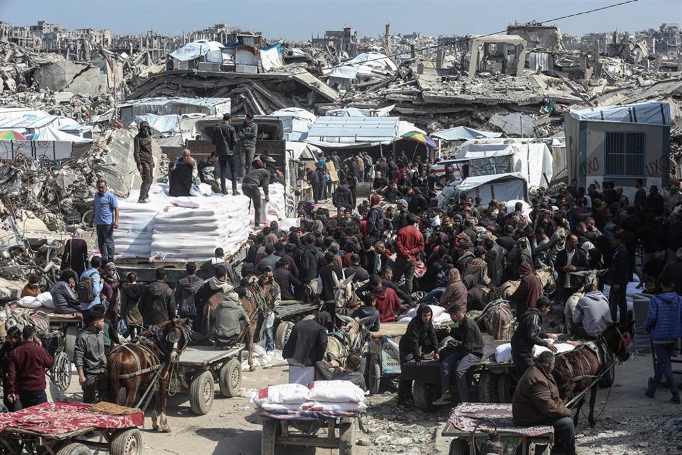 Entrega de sacos de harina por parte de la Agencia de Naciones Unidas para los Refugiados de Palestina en Oriente Próximo (UNRWA) en Yabalia, en el norte de la Franja de Gaza (archivo)