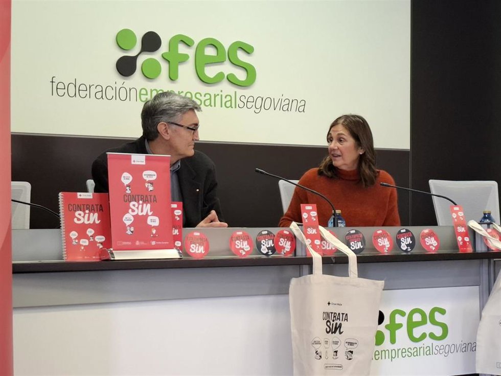La secretaria general de FES, Beatriz Escudero, y el vicepresidente de Cruz Roja Segovia, Rafael Ferreira
