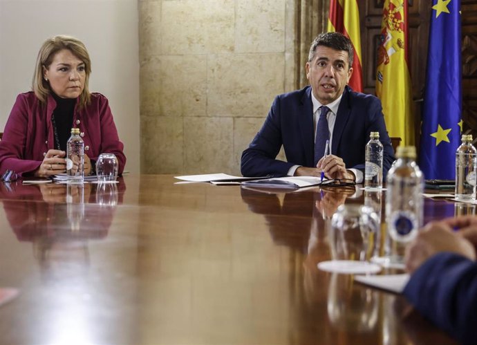 Archivo - La vicepresidenta de la Generalitat y consellera de Servicios Sociales, Igualdad y Vivienda, Susana Camarero, y el 'president' de la Generalitat, Carlos Mazón, en una imagen de archivo
