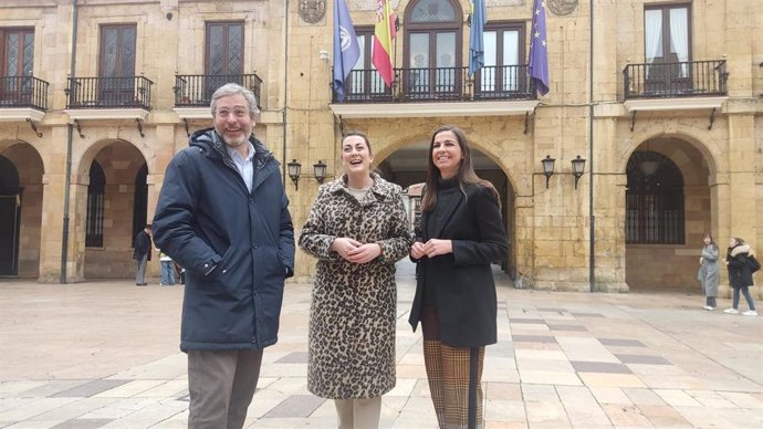Los representantes de Vox Javier Jové, Sonsoles Peralta y Alejandra González.