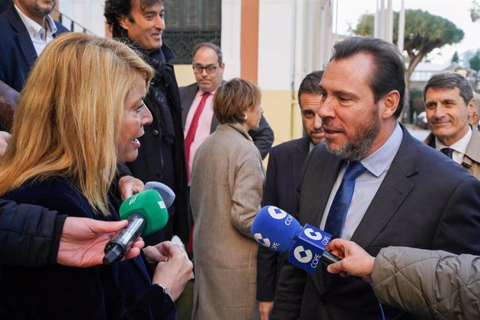 Archivo - El ministro de Transportes y Movilidad Sostenible, Óscar Puente, habla con la alcaldesa de Huelva, Pilar Miranda.