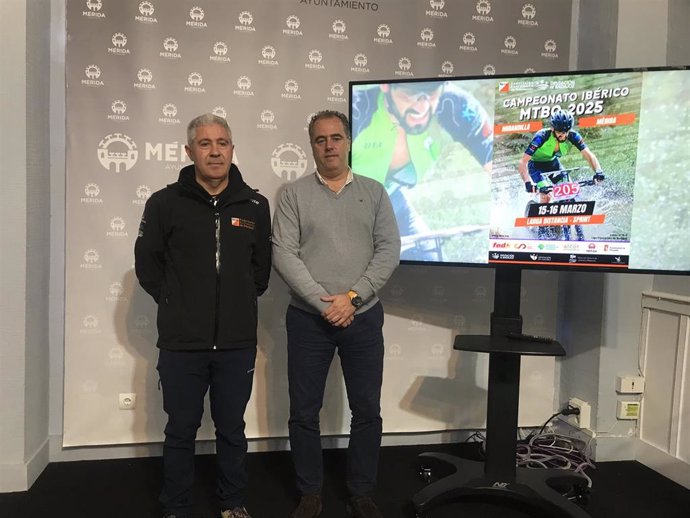 Toni Marín y el vicepresidente de la Federación extremeña  de orientación, Francisco García, en la presentación del campeonato Ibérico de Mountain Bike 2025.