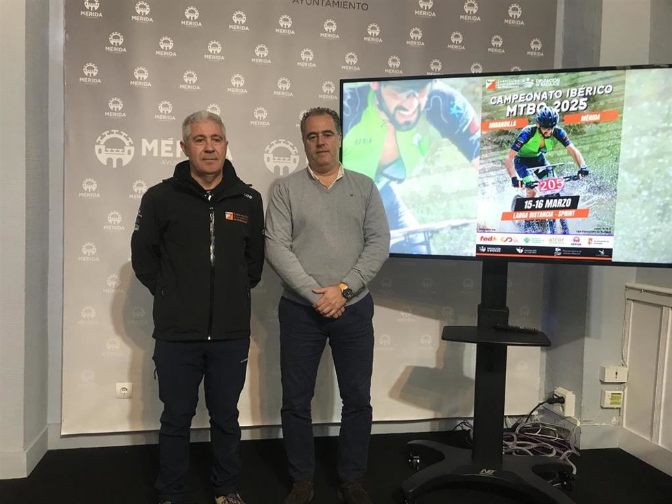 Toni Marín y el vicepresidente de la Federación extremeña de orientación, Francisco García, en la presentación del campeonato Ibérico de Mountain Bike 2025.