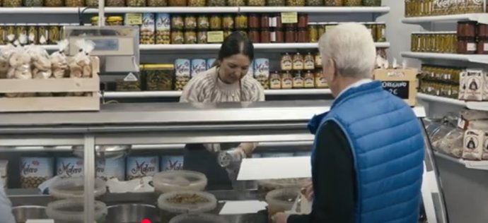 Comerciants de Paiporta participen en un espot de la campanya de recuperació després de la dana
