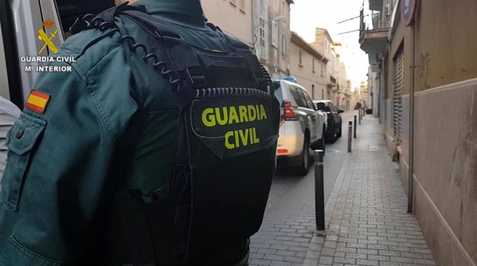 Un agente de la Guardia Civil, de espaldas.