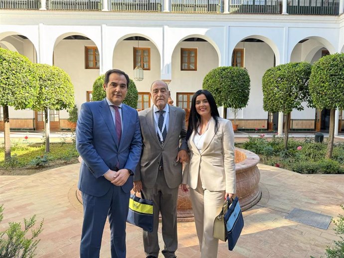 El consejero de Justicia, Administración Local y función Pública, José Antonio Nieto, reuniones junto al presidente de la Asociación Andaluza de Víctimas del Terrorismo y la presidenta de la Fundación Jiménez Becerril.