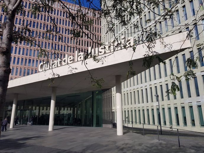 Archivo - Imagen de la fachada de la Ciutat de la Justicia, en una imagen de archivo