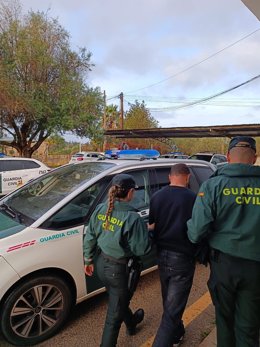 El detenido en Llucmajor, de espaldas.