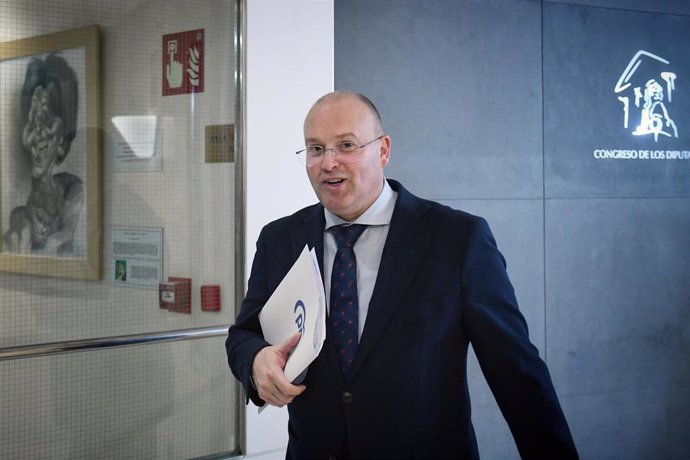 El portavoz del PP en el Congreso, Miguel Tellado, llega a una rueda de prensa posterior a la Junta de Portavoces en el Congreso de los Diputados, a 11 de marzo de 2025, en Madrid (España).
