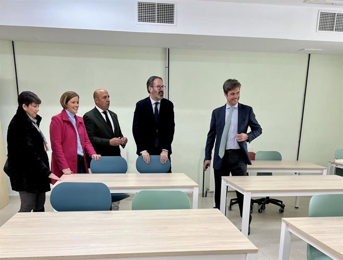 Adolfo Molina (2º dcha.) y Diego Copé (dcha.), con el resto de autoridades en la visita al IES Nuevo Scala de Rute.