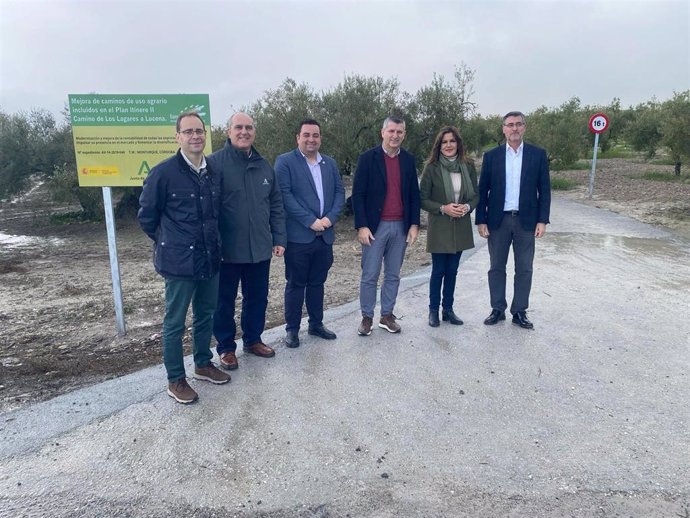 Acosta (3º dcha.) en la visita al camino 'De Los Lagares a Lucena', en el término municipal de Monturque.