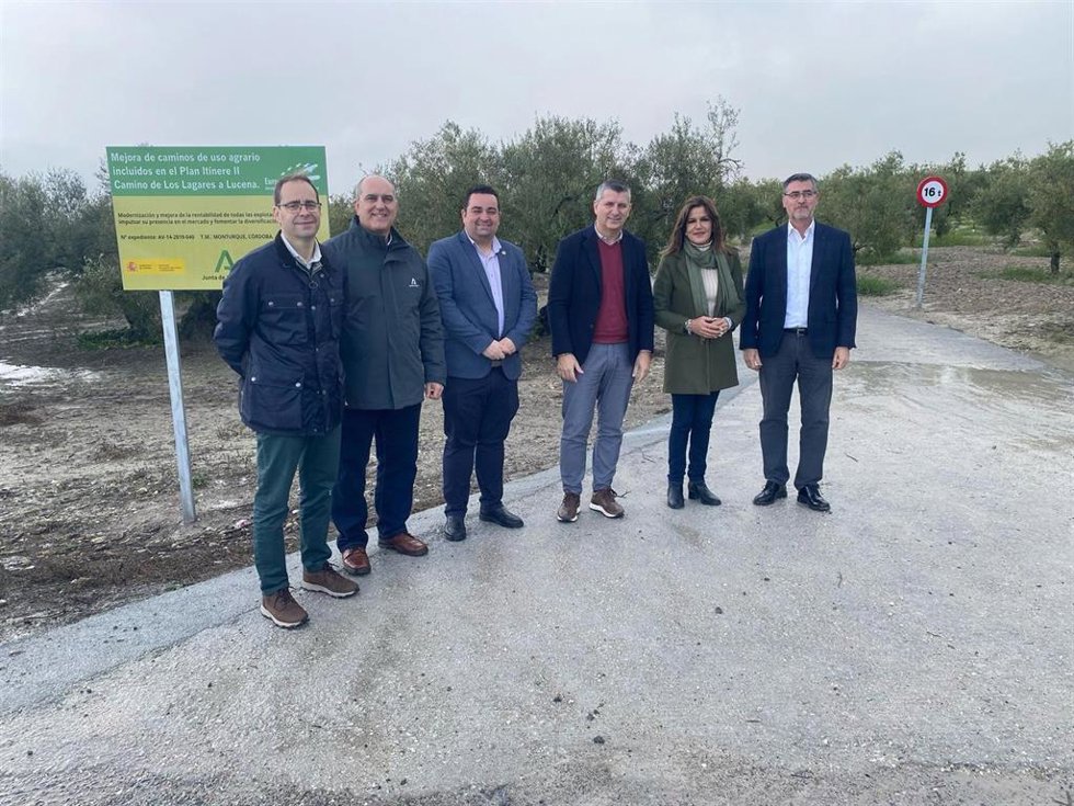 Acosta (3 dcha.) en la visita al camino 'De Los Lagares a Lucena', en el término municipal de Monturque.
