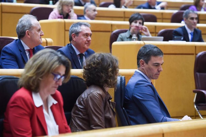 Archivo - El presidente del Gobierno, Pedro Sánchez (d), durante una sesión de control al Gobierno, en el Senado, a 12 de marzo de 2024, en Madrid (España).
