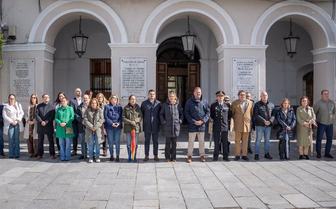 La corporación Municipal de Mérida,  junto a representantes de la Asamblea de Extremadura durante el minuto de silencio del 11M.