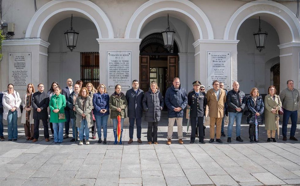 La corporación Municipal de Mérida,  junto a representantes de la Asamblea de Extremadura durante el minuto de silencio del 11M.