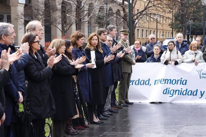 La alcaldesa de Zaragoza, en el acto del Día Europeo de las Víctimas del Terrorismo, que ha organizado la AVT --Asociación de Víctimas del Terrorismo-- , que ha tenido lugar en la plaza de San Francisco
