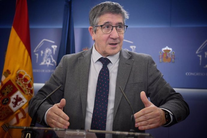 El portavoz del PSOE en el Congreso, Patxi López, durante una rueda de prensa posterior a la Junta de Portavoces en el Congreso de los Diputados, a 11 de marzo de 2025, en Madrid (España).