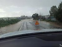 Cortada la SE-5209 en Las Cabezas de San Juan por anegación tras el desbordamiento del arroyo Higuerón