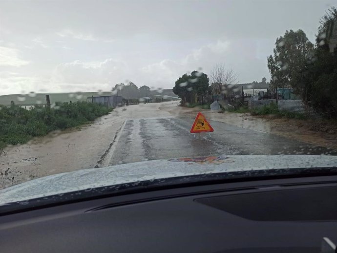 Cortada la SE-5209 en Las Cabezas de San Juan por anegación tras desbordamiento del arroyo Higuerón.