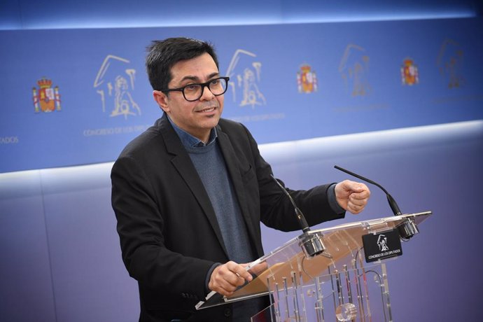 El diputado de Sumar Gerardo Pisarello durante una rueda de prensa anterior a la Junta de Portavoces en el Congreso de los Diputados, a 11 de marzo de 2025, en Madrid (España).