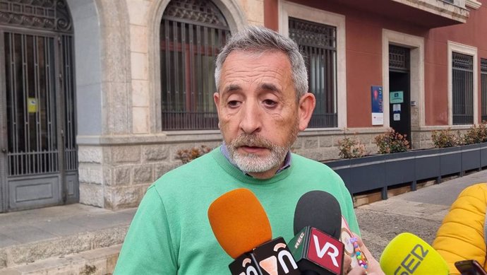 El alcalde de Valdepeñas, Jesús Martín, atiende a los medios.