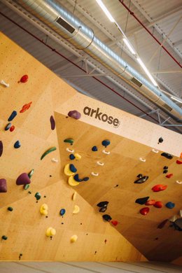 Arkose invita a celebrar el Día del Padre escalando en familia.