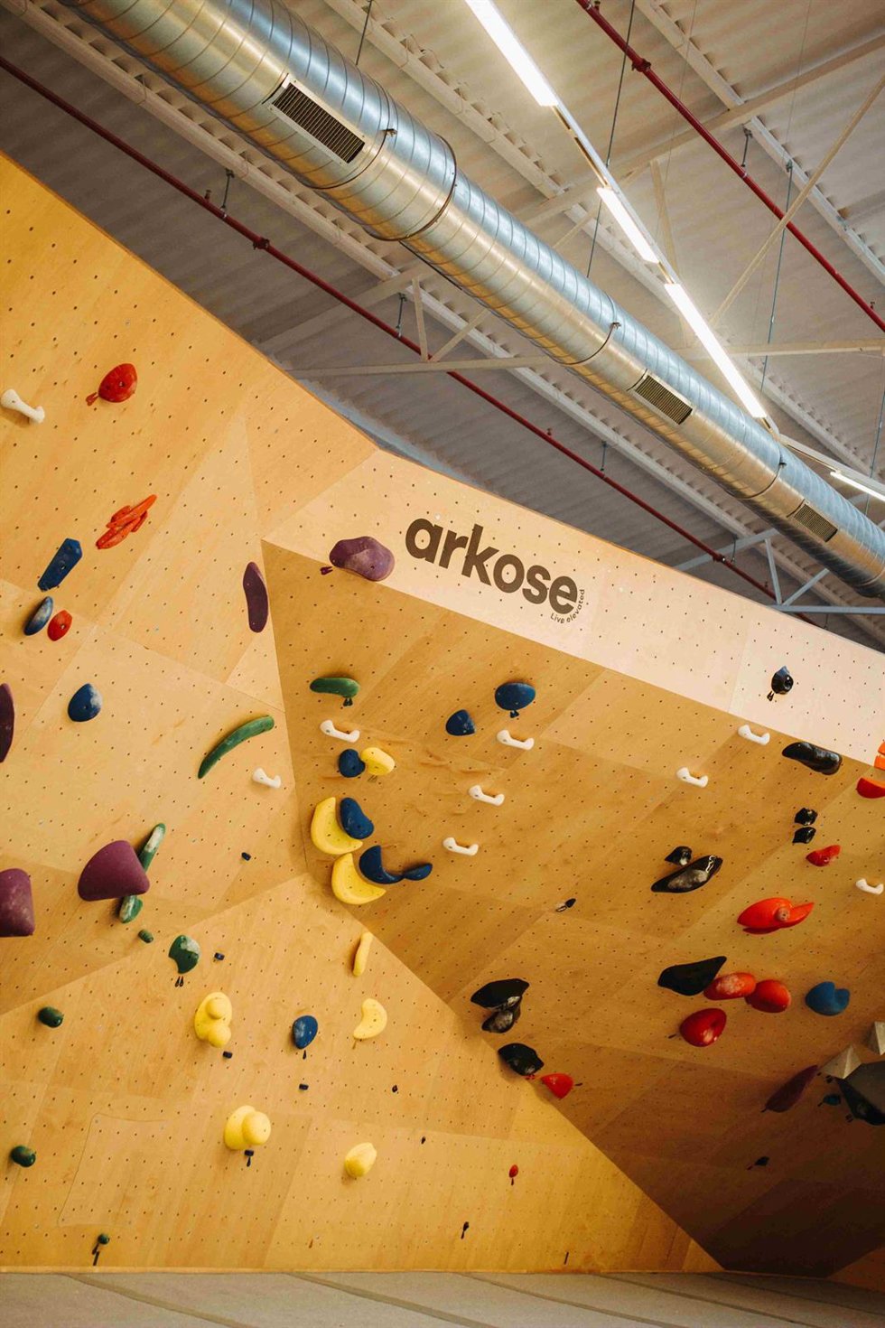 Arkose invita a celebrar el Día del Padre escalando en familia.