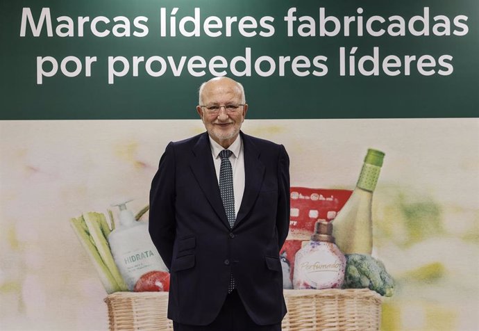 El presidente de Mercadona, Juan Roig, posa tras una rueda de prensa para informar sobre los datos económicos de Mercadona en 2024 y sus previsiones para 2025, en Jarrods, a 11 de marzo de 2025